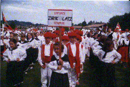 Dantzari 2000  Hasparren mise en place sur le stade